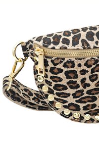 Sac à main en imprimé léopard en tissu doux avec des clous en métal doré et une fermeture zippée. Forme courbée avec une bandoulière amovible et des accents en métal.