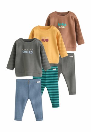 Drei gerippte Langarm-Sweatshirts für Kleinkinder in Braun, Gelb und Grau mit passenden gerippten Hosen in Blau, gestreiftem Türkis und Grau.