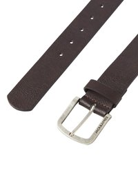 Cinturón de cuero marrón con superficie texturizada, que cuenta con una hebilla de metal plateada y cinco agujeros para ajuste. La marca está grabada en la hebilla.