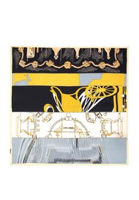Écharpe en soie à design multicolore avec des sections noires, jaunes et grises, représentant divers motifs et textures complexes.