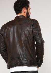 Mustang WHYTE - Skinnjacka - vintage brown