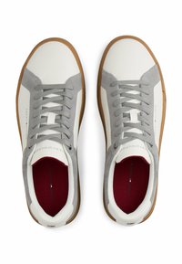 Sneaker in suede grigio e pelle bianca con lacci grigi, suola in gomma naturale e fodera interna rossa. Presenta il logo sulla linguetta e sul lato.