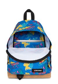Mochila azul con patrones tropicales, que presenta palmeras y flamencos. Interior abierto con forro blanco, un bolsillo organizador y detalles en negro.