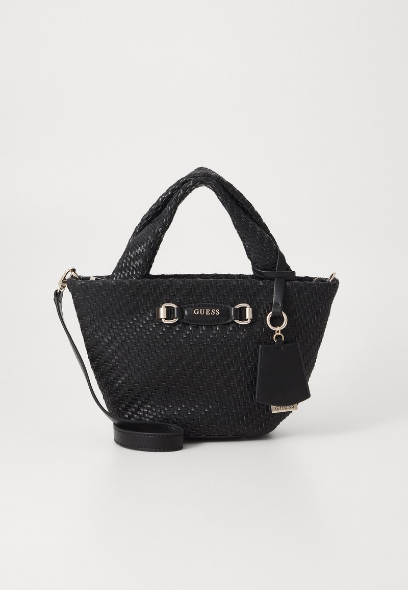 Borsa a mano intrecciata nera con doppie maniglie, hardware in tono oro, chiusura con zip e etichetta removibile. Presenta materiale testurizzato e forma strutturata.