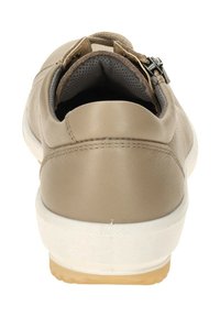 Beige Leder-Sneaker mit einem strukturierten grauen Innenfutter, verstärktem Rückenteil und einer weißen Gummisohle mit tanfarbener Unterseite für besseren Grip.