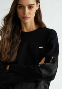 LIU JO CREW-NECK WITH POCKET - Džemper - black