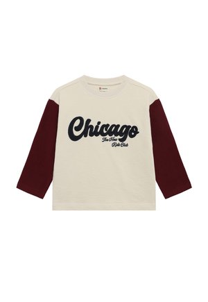Kinderlangarmshirt met crèmekleurig lijf, donkerrode mouwen en "Chicago The New Kids Club" tekst op de voorkant.