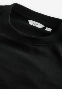 Schwarzer Sweatshirt mit lockerer Passform. Mit rundem Halsausschnitt und weichem Material. Etikett im Kragen sichtbar mit dem Markennamen "NEXT."