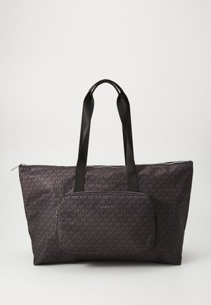 Grand sac fourre-tout gris foncé avec un motif géométrique, doté de deux poignées noires et d'une poche zipée à l'avant. Accents en métal argenté.