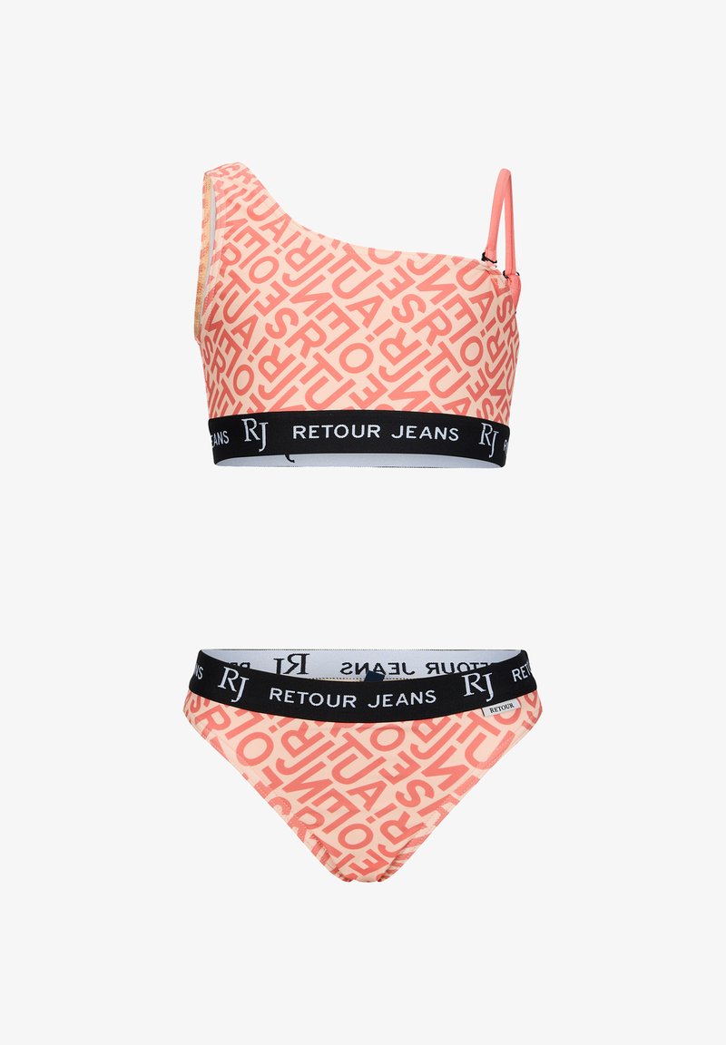 Costume da bagno a spalla unica in corallo con testo del logo rosso esteso. La banda elastica nera presenta il logo "Retour Jeans". Texture liscia e design aderente.