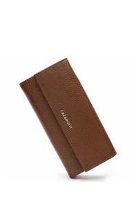 Cartera de cuero marrón con superficie texturizada, que cuenta con un cierre magnético y nombre de marca en relieve, diseñada en una forma rectangular elegante.