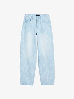 Lichtblauwe denim jeans met een vervaagde, versleten textuur, met een recht gesneden design, vijf zakken en een knoopsluiting.