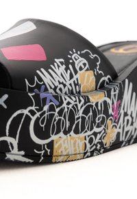 Czarna klapka z wzorami w stylu graffiti w kolorach białym, złotym, różowym i fioletowym. Gładka faktura z nieco podniesioną podeszwą.