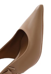 Zapato de tacón alto de cuero color topo con punta afilada, corte bajo en el lateral y lazo decorativo en el talón.