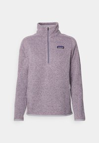 Pull polaire en lavande clair avec un col montant, une fermeture zippée à moitié sur le devant et un tissu texturé. Présente un petit logo sur la poitrine gauche.