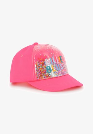 Roze honkbalpet met een glanzende, met pailletten versierde voorkant met meerkleurige sterren en de tekst "BILLIE BLUSH" in levendige letters.