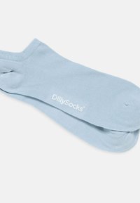 Hellblaue Baumwollsocken mit geripptem Textur, versehen mit einem weißen "DillySocks"-Logo. Entworfen für Komfort und lässiges Tragen.
