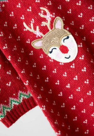 Roter Strickpullover mit einer Applikation eines Rentiergesichts mit Geweihen, pinken Akzenten und weißen Herzen in einem sich wiederholenden Muster. Grüner Zickzacksaum.