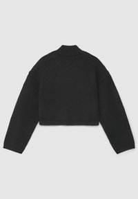 Schwarzer kurzer Pullover mit einem gerippten Stehkragen, überschnittenen Schultern und langen Ärmeln mit gerippten Bündchen. Hergestellt aus weichem Strickstoff.