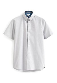 Camisa de manga corta en tejido gris claro, con un frente abotonado, un cuello interior azul estampado y un dobladillo ligeramente curvado.