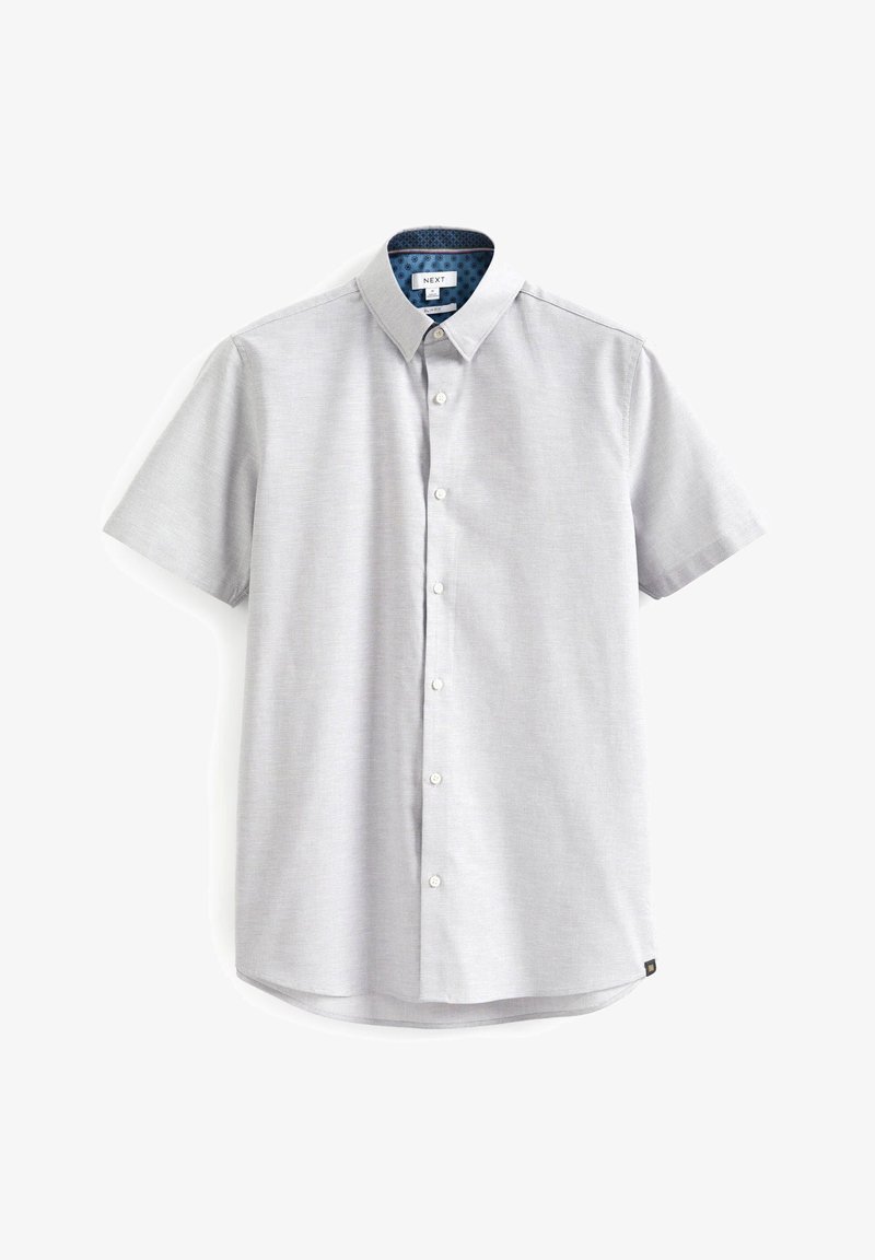 Világosszürke anyagú, rövid ujjú ing, gombos elülső résszel, kék mintázatú belső gallérral és enyhén ívelt alsó résszel.