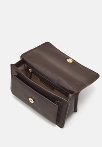 MICHAEL Michael Kors CLAIRE SHOULDER - Skulderveske - chocolate
