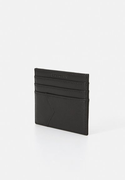 Svart läderkortfodral med flera kortfickor, en elegant design och en texturerad yta med kontrasterande sömmar och logodetalj.