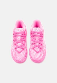 Een paar felroze sneakers met paisley-patronen, bijpassende roze veters en gevoerde kraag, van bovenaf bekeken op een witte achtergrond.