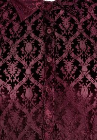 Bordowa bluzka z aksamitu z kwiecistym wzorem, z kołnierzykiem i dekoracyjnymi guzikami. Miękka tekstura z misternym wykończeniem.