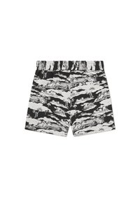 Svartvita shorts med en texturerad tygkvalitet och landskapsmönster, elastisk midja och utan synliga fickor.