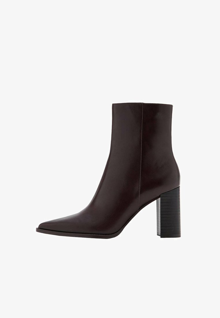 Brauner Leder-Stiefelette mit spitz zulaufender Zehenpartie, glatter Textur und einem klobigen schwarzen hohen Absatz. Verfügt über minimale Nähte und ein schlankes Design.