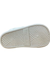 Suela de goma blanca con patrón de diamante elevado para mayor agarre, con la marca en relieve "Blanditos by Crocs" y tamaño "21."