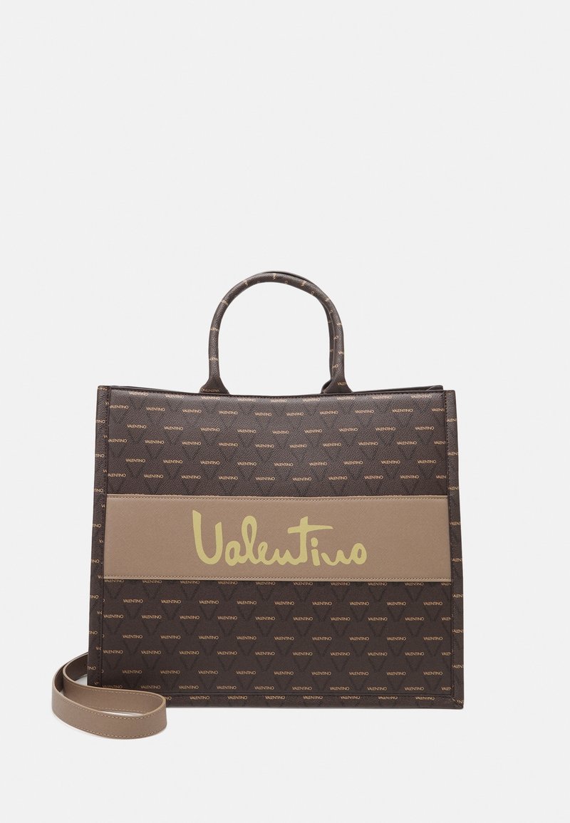 Sac cabas marron Valentino avec motif logo intégral, panneau avant beige avec grande signature Valentino dorée, poignées supérieures et bandoulière amovible.