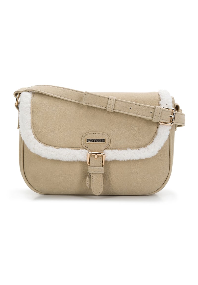 Borsa a tracolla beige con finiture in pelliccia sintetica, hardware in oro, tracolla regolabile e dettaglio con fibbia, caratterizzata da una forma piatta e rettangolare.