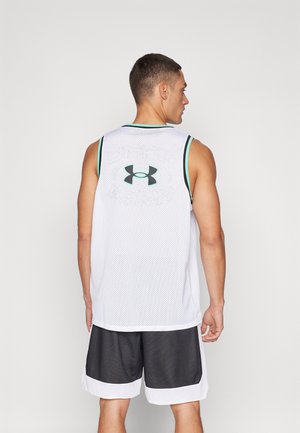 Jersey deportivo de malla blanca con acentos negros y turquesas, que presenta un logo en la parte posterior. Combinado con pantalones cortos de malla negros.