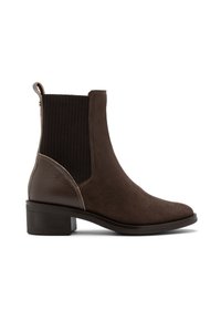 Brązowy botek za kostkę z zamszu i żebrowanej tkaniny, z teksturowanymi skórzanymi akcentami, niskim obcasem blokowym i pętlą do zakładania.