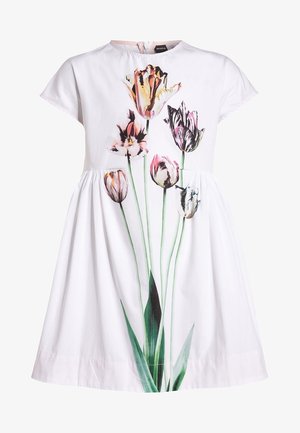 Biała sukienka z krótkim rękawem, z marszczonym stanem i kolorowym nadrukiem tulipanów rozciągającym się od dołu sukienki do wysokości klatki piersiowej.