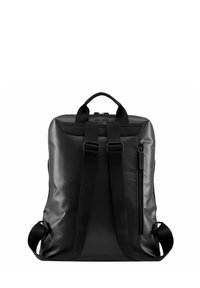 Mochila negra con un material elegante e impermeable, forma rectangular, correas reforzadas, bolsillo frontal con cremallera y dos asas de transporte.