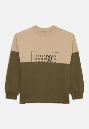 Felpa in cotone con sezione superiore beige, sezione inferiore verde oliva e motivo a griglia grafico sul davanti.