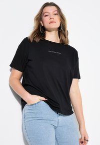 Studio Untold LONG STORY SHORT EMBROIDERED SHORT SLEEVE - Triko s potiskem - black
