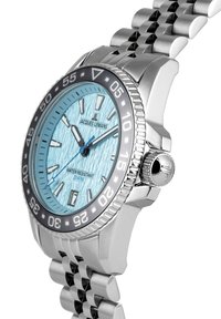 Orologio in acciaio inossidabile con quadrante blu testurizzato, lancette argentate e lunetta nera girevole. Presenta un bracciale a maglie in metallo e resistenza all'acqua.