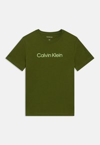 Tricou din bumbac de culoare verde măsliniu, cu mâneci scurte și guler rotund, având logo-ul "Calvin Klein" în text verde deschis pe piept.