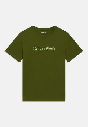 Oliivroheline puuvillane t-särk lühikeste varrukatega, ümmarguse kaelusega, millel on rinna peal helesinised "Calvin Klein" logo.