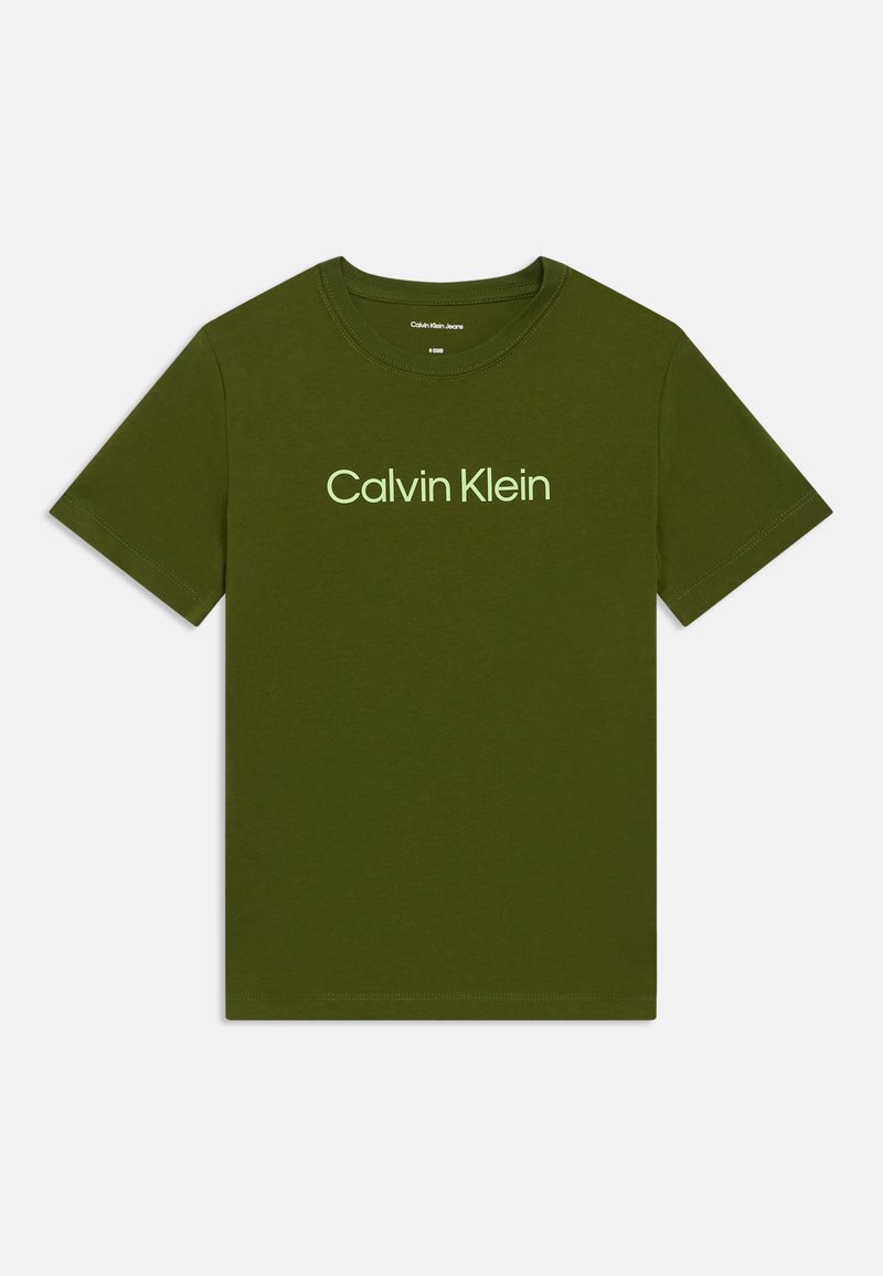 Tricou din bumbac de culoare verde măsliniu, cu mâneci scurte și guler rotund, având logo-ul "Calvin Klein" în text verde deschis pe piept.
