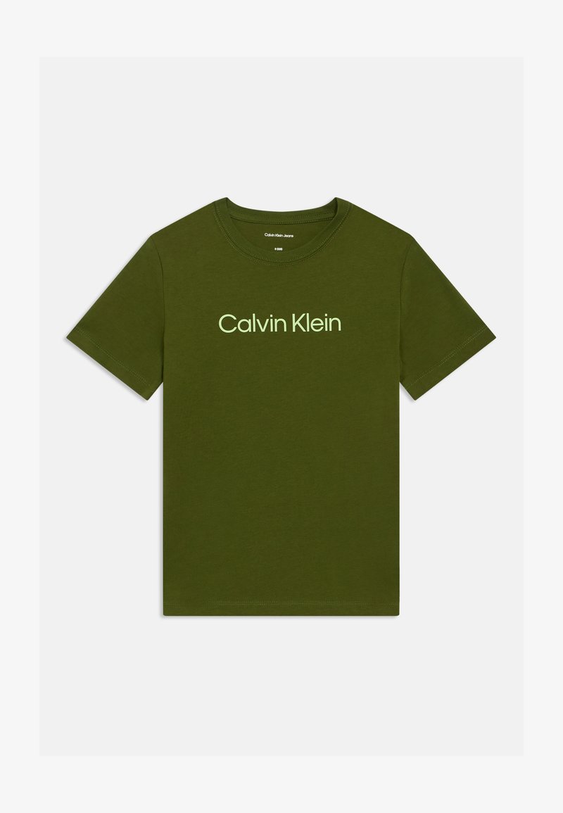Tricou din bumbac de culoare verde măsliniu, cu mâneci scurte și guler rotund, având logo-ul "Calvin Klein" în text verde deschis pe piept.