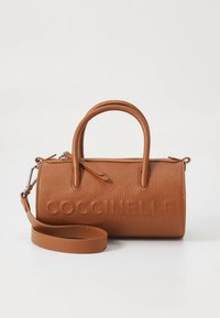 Sac à main en cuir marron avec surface texturée, poignées supérieures arrondies et une bandoulière réglable. Présente un logo de marque embossé à l'avant.