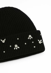 Cappello a cuffia nero in maglia costina con piccole decorazioni di strass trasparenti disposte in motivi floreali e a puntini sul bordo piegato.