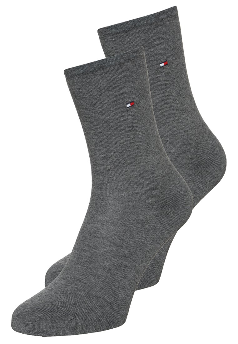 Graue Baumwollsocken mit einem gerippten Textur, die an der Seite ein kleines gesticktes Logo in Rot, Weiß und Blau aufweisen.
