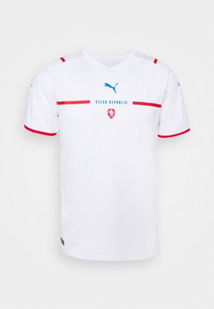 Maillot de football de la République tchèque, blanc avec des accents rouges, design à col en V, avec texte bleu "RÉPUBLIQUE TCHÈQUE" et logo. Tissu texturé.