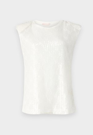 Top blanco sin mangas con textura de lentejuelas, escote redondo y diseño de hombros ligeramente exagerado. Tela ligera y suave.
